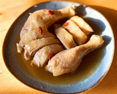  Shaoxing-Drunken Chicken - Ein kulinarisches Meisterwerk aus Zhoushan, das die Zungenspitzen kitzelt und den Gaumen mit einem Hauch von süßem Luxus verwöhnt!