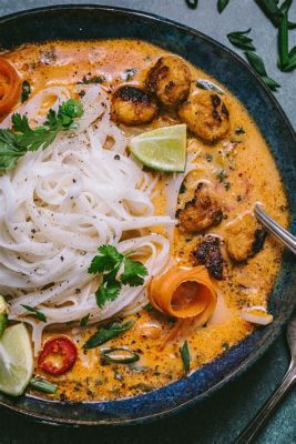  Khao Soi: Eine würzige Kokosmilchsuppe mit knusprigen Nudeln und zarten Hähnchenstücken