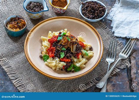  Kushari: Ein vegetarisches Meisterwerk aus dem Herzen von Alexandria!