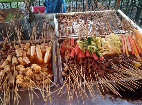  Lämmfleischspieße mit einer knusprigen Kruste: Sind diese Uigurischen Köstlichkeiten der Inbegriff von Urumqis Street Food?