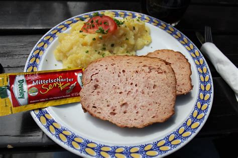  Leberkäse mit Kartoffelsalat: Ein herzhaftes Festmahl für die Geschmacksknospen!