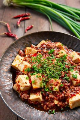  Mapo Tofu: Eine scharfe Symphonie aus Seide und Feuer, die Ihren Gaumen verzaubern wird!